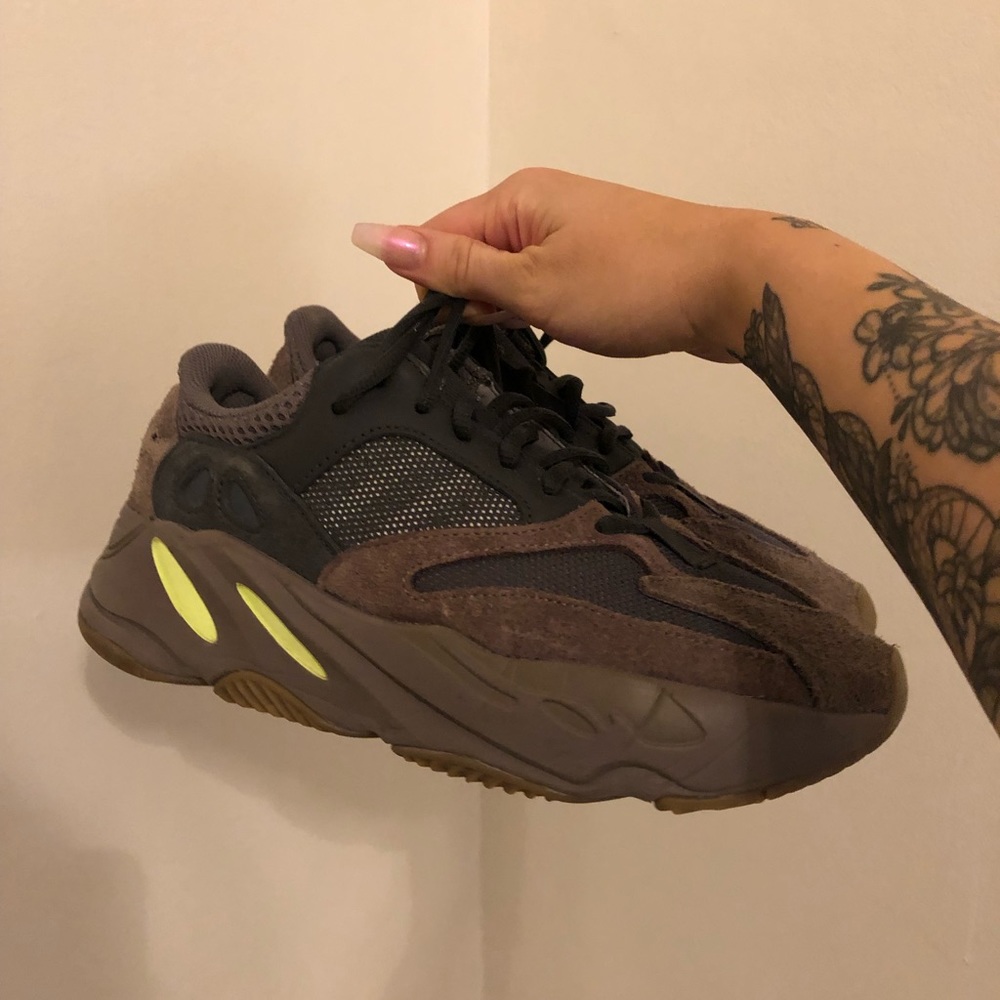 YEEZY BOOST 700